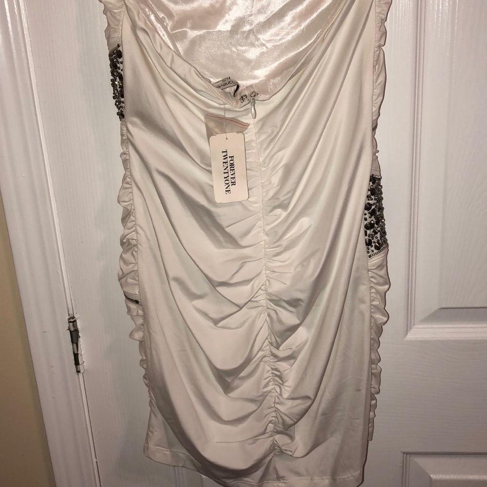 White dress - Picture 3 of 3